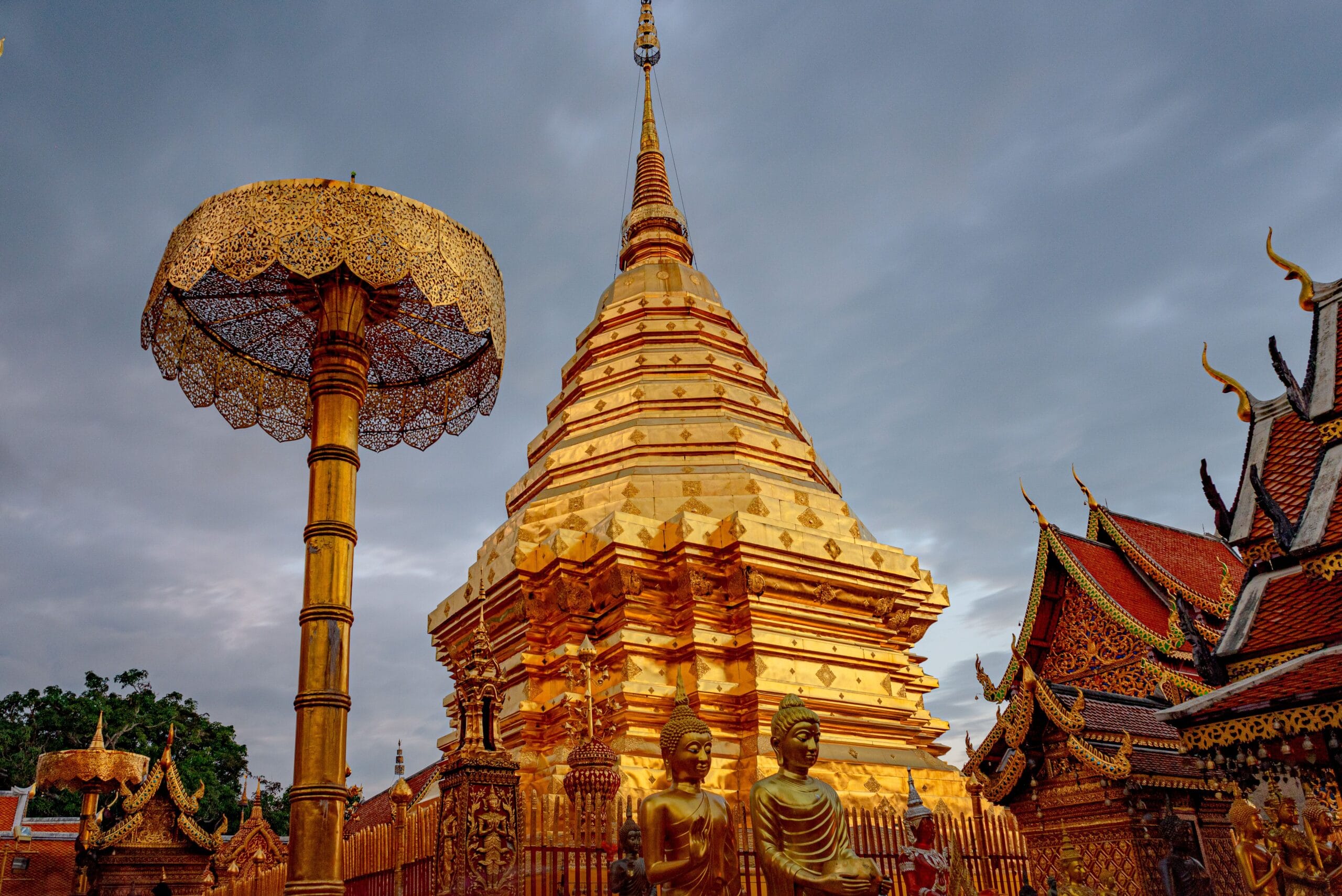 Aguas turquesas y barcas tradicionales en Phuket y Phi Phi