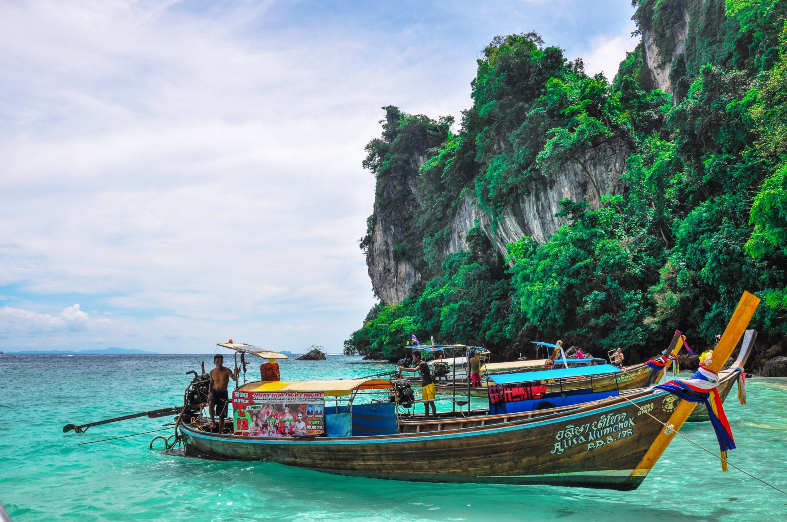 Paisaje tropical y mar cristalino en Tailandia